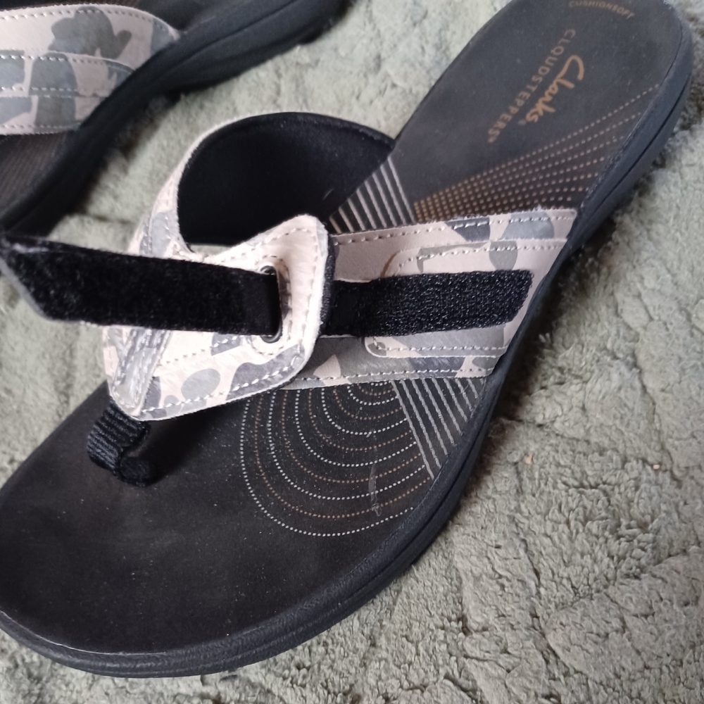 Cloudsteppers by Clarks Gray Camo Thong Sandals - Picture 4 of 6